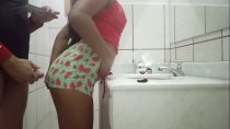 acordei e vi minha subrinha no banheirro e fodi a vadia gostosa novinha