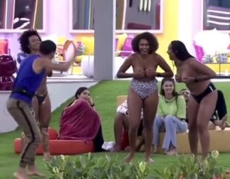 BBB22: Linna, Jessilane e Natalia pulam na piscina com peitos de fora