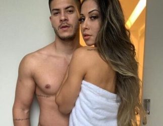 Maíra Cardi esposa do Arthur Aguiar do BBB22 pagando peitinho