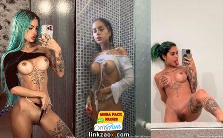 Tati Zaqui tocando siririca no banho