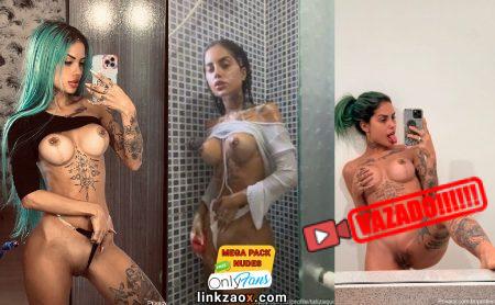 Tati Zaqui tocando siririca no banho